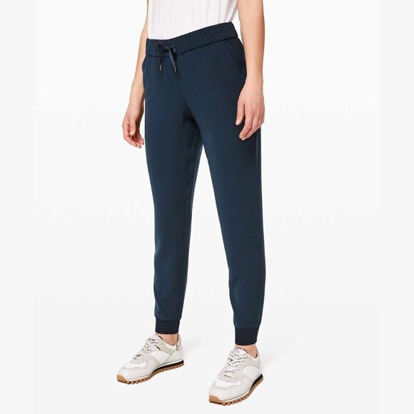 Lululemon On The Fly Jogger in True Navy Blue size 4